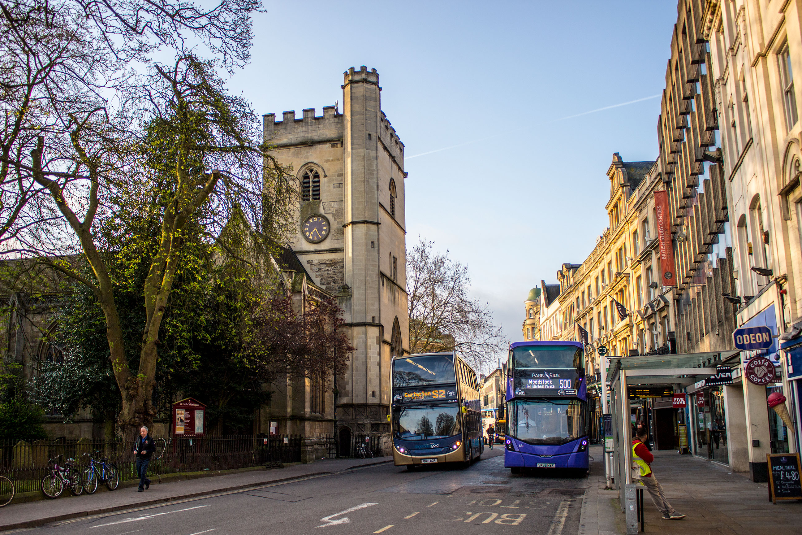 A Stagecoach Gold branded Enviro 400 MMC meets an Oxford Park & Ride branded Wright Streetdeck in central Oxford's Magdalen Street